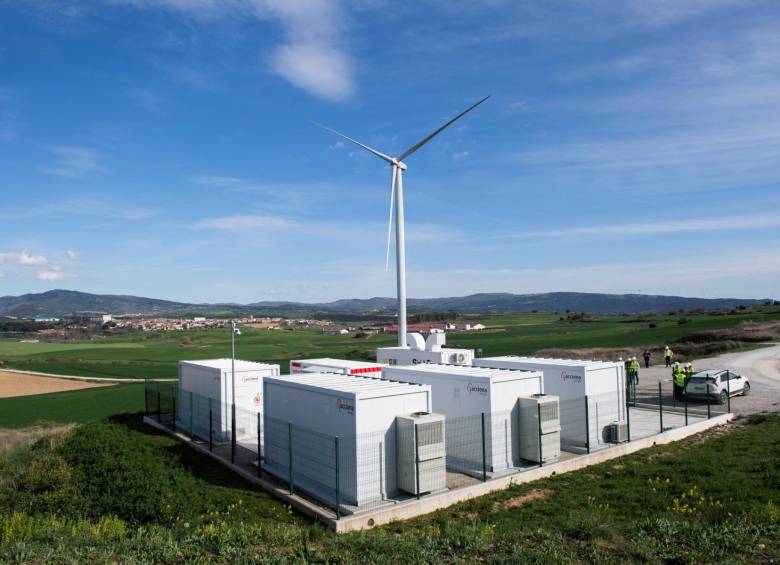 Hoy, un contenedor estándar de seis metros puede suministrar de 5 a 6 MWh, y ya hay modelos de 10 MWh, suficientes para alimentar a 30.000 hogares durante una hora. FOTO: AFP.