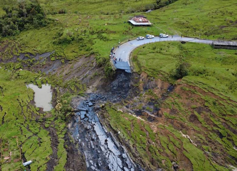 Gran parte de a vía Transversal del Carare, en Santander, quedó destruida con graves afectaciones en la zona. FOTO: Unidad Nacional de Gestión del Riesgo (Ungrd)