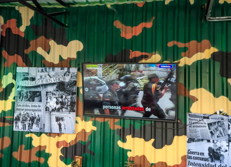 La afrenta a las víctimas se corona con una repetición de videos que muestran la brutal violencia que sufrió la población civil. FOTO: CAMILO SUÁREZ