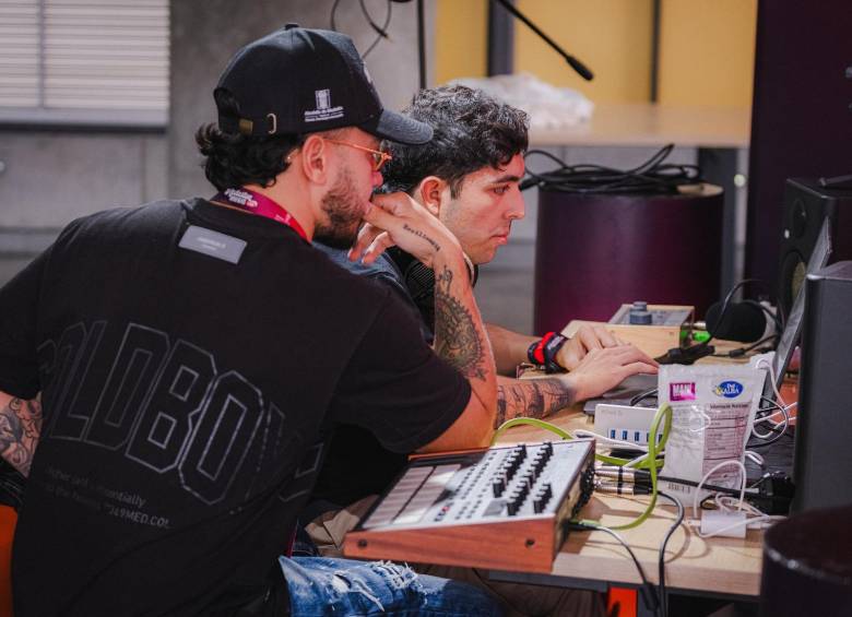 Uno de los estudios de Medellín Music Lab en la C4TA, donde jóvenes y productores trabajan en conjunto durante los campamentos musicales. FOTO cortesía Secretaría de la Juventud