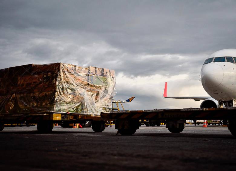 Pasajeros enfrentan retrasos y cancelaciones en El Dorado por la fuerte neblina que ha afectado la operación aérea este 15 de abril. FOTO COLPRENSA. 