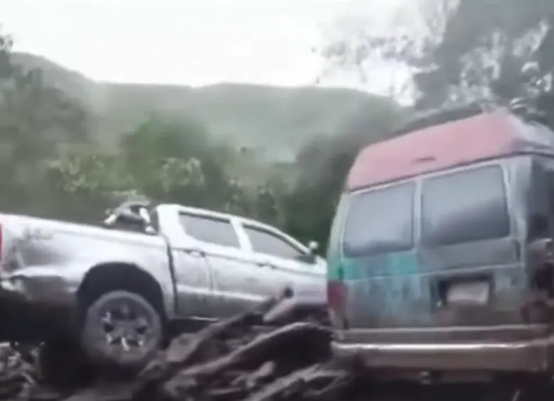 Un deslizamiento se llevó tres vehículos en zona rural de Pasto, Nariño. FOTO: Captura de video 