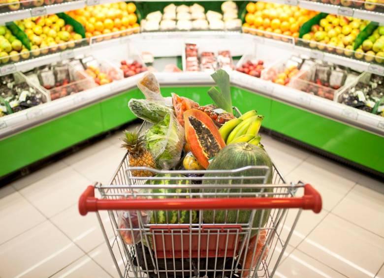 Aunque la clase trabajadora de los medellinenses están cambiando sus hábitos alimenticios, el costo de una dieta saludable puede superar el ingreso de muchas familias. FOTO cortesía Crowe Co