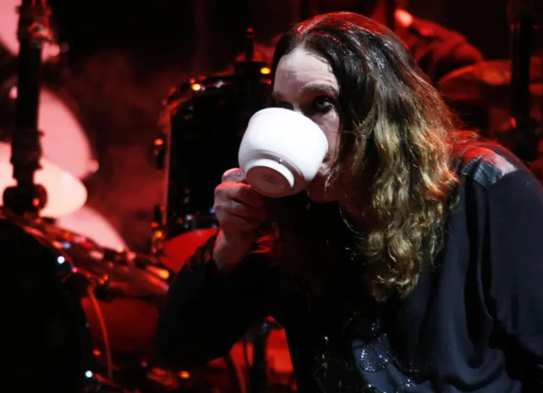 Ozzy tomando un poco de lo que pareciera ser café durante su primera presentación en Colombia. FOTO: Colprensa