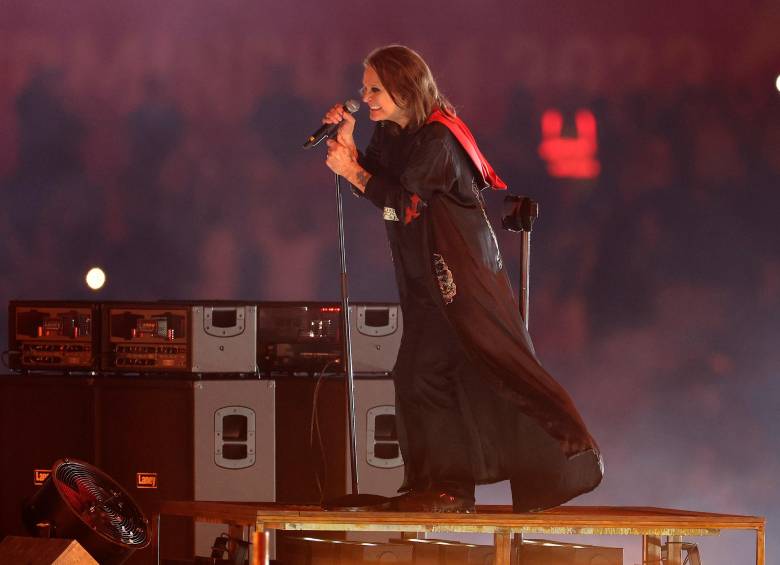 Durante un accidente en 2003, Ozzy Osbourne sufrió múltiples fracturas y fue reanimado dos veces. Desde entonces, llevaba varillas de metal en su cuerpo. FOTO Getty 