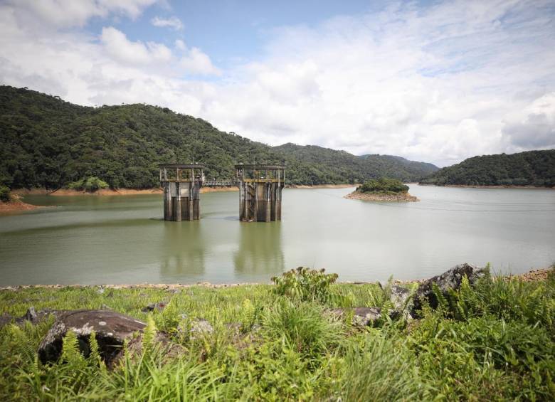 Si se revisan los ocho embalses que se encuentran por encima de 90% de su capacidad de llenado y que tienen mayor peso en la matriz hidráulica, los tres primeros están controlados por empresas privadas. FOTO: MinEnergía.