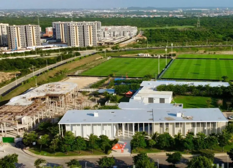 En el lado izquierdo se puede ver el avance de la construcción del hotel que será para uso de los jugadores de la Selección Colombia. Foto: @deimerespinoza_