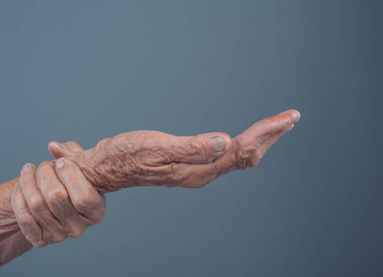 Uno de los síntomas más conocidos de esta enfermedad es el temblor en las articulaciones y dificultad en los movimientos. Imagen, Freepik. 