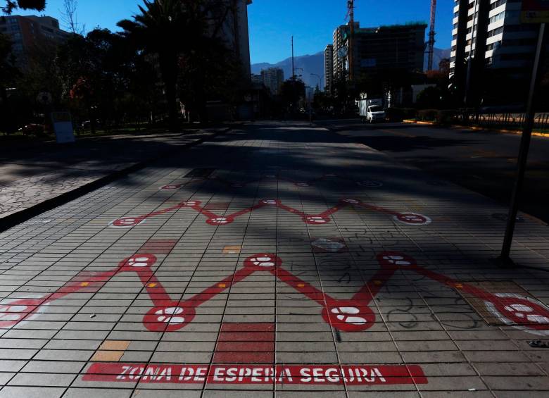 Las calles de la capital chilena quedaron desiertas debido a que se decretó la tercera cuarentena total en lo que va de la pandemia. Foto: EFE. Elvis González