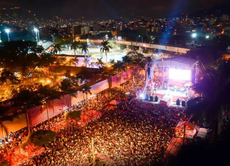 La Feria de las Flores siempre se comienza con el Tablado Inaugural Pilsen para la noche este 1 de agosto en la Avenida Centenario a las afuera del estadio Atanasio Girardot. FOTO: ARCHIVO EL COLOMBIANO