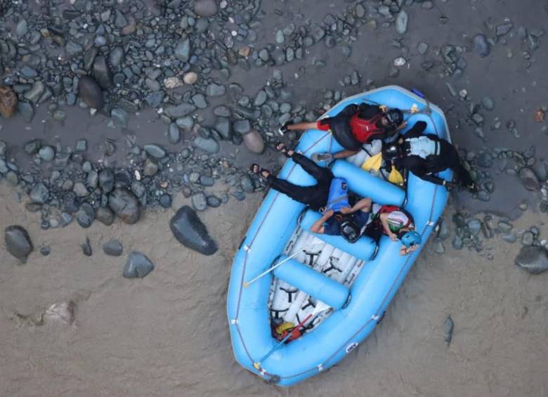 Así fue el rescate de dos mujeres tras la creciente del río Güejar, en Meta. FOTO: Fuerza Aérea Colombiana