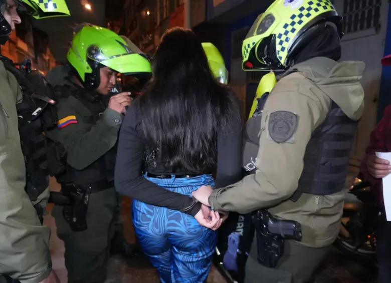 La mujer, con una condena activa por el delito de tentativa de homicidio, fue encontrada de fiesta en un bar de la localidad de Suba, en Bogotá. FOTO: Alcaldía de Bogotá y Policía Metropolitana