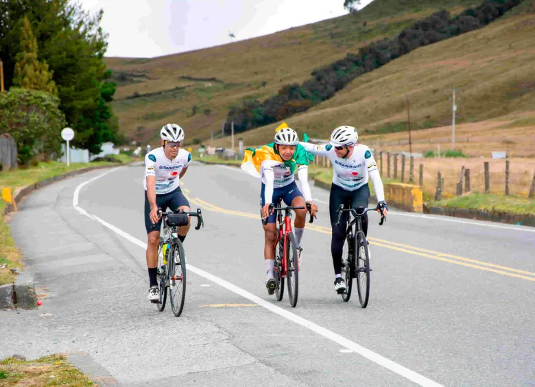 Último ascenso al Alto de Letras. Daniel subió con amigos y patrocinadores, quienes al final lo premiaron con una bicicleta profesional. Crédito: Cortesía @fotografoaltodeltras.