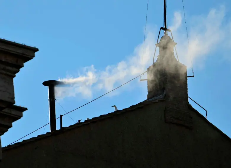 Este fue el momento en el que se vio la fumata blanca en el Vaticano. FOTO GETTY