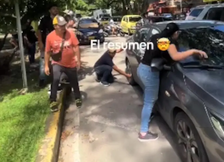 La mujer atacando el vehículo de su presunta pareja sentimental. FOTO: Captura video redes sociales