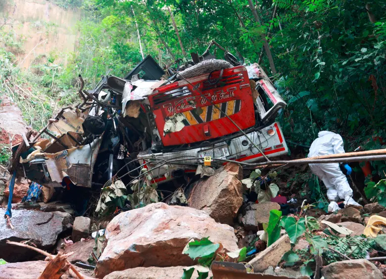 Así quedó el bus tras el accidente que ocurrió el pasado 14 de diciembre en el punto de referencia (PR) 12 de la vía entre Remedios y Zaragoza. Autoridades investigan si las fallas mecánicas ocasionaron la tragedia. FOTO: Manuel Saldarriaga