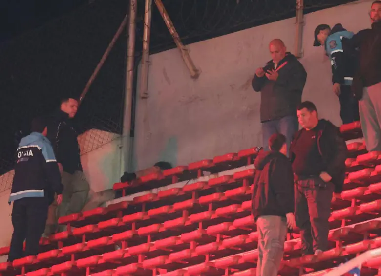 Hinchas escondidos en medio de las butacas y con heridas fueron hallados por las autoridades en medio de los desmanes. Foto: AFP