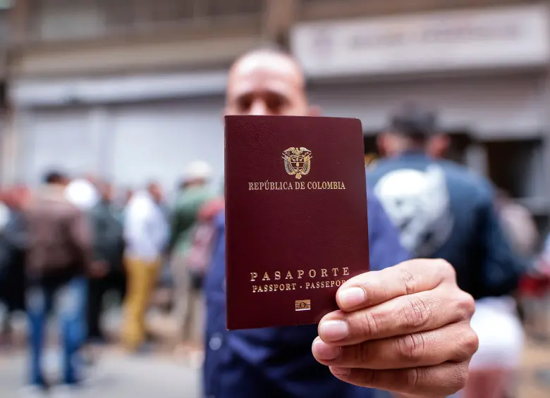 En Bogotá se incrementaron las filas de los usuarios que necesitan el pasaporte, en medio de la incertidumbre por las medidas que está tomando el Gobierno. FOTO: COLPRENSA.
