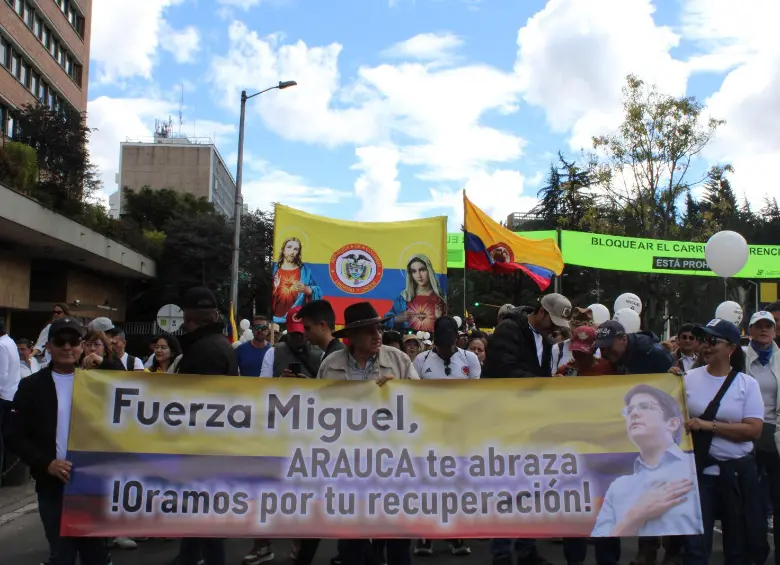  El rostro de Miguel Uribe impreso en carteles estuvo presente en las manos de cientos de asistentes. Foto: Loren Buitrago