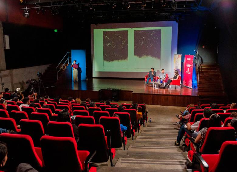 La escritora Keum Suk Gendry-Kim y su traductor en el Parque Explora en el marco de la Fiesta del Libro y la Cultura 2023.