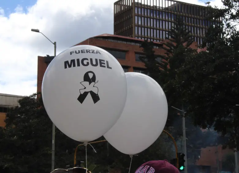 Un mar de globos blancos marcó el paso de los manifestantes por las calles de Bogotá, Medellín, Cali, Barranquilla y otras ciudades del país. Foto: Loren Buitrago