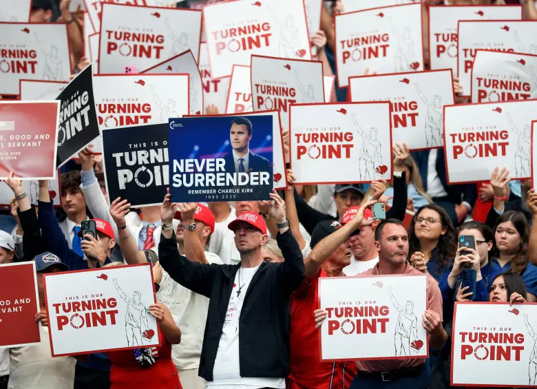 Una multitud despidió a Charlie Kirk en el estadio State Farm de Glendale, Arizona. FOTO: GETTY 