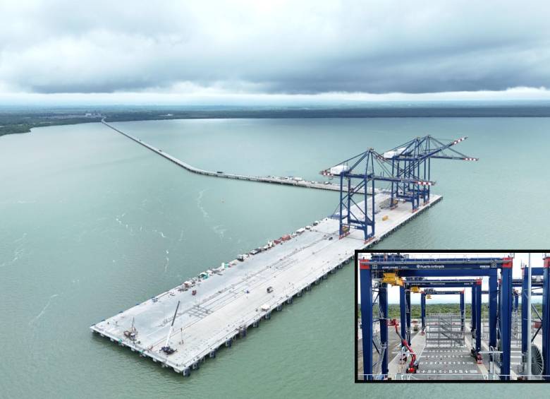 Adelante, las enormes grúas de contenedores con las que cuenta el puerto. Atrás, panorámica de Puerto Antioquia. FOTO: Cortesía