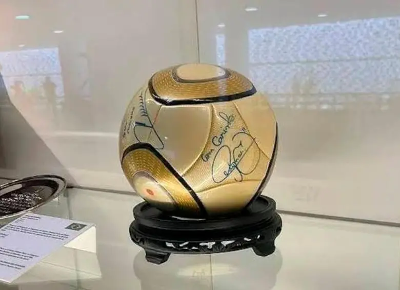El balón había sido donado a la Cámara de Diputados en 2012 por el Santos, club en el que Neymar inició su carrera y en el que actualmente juega. FOTO: Tomada de X @roberta_bastoss