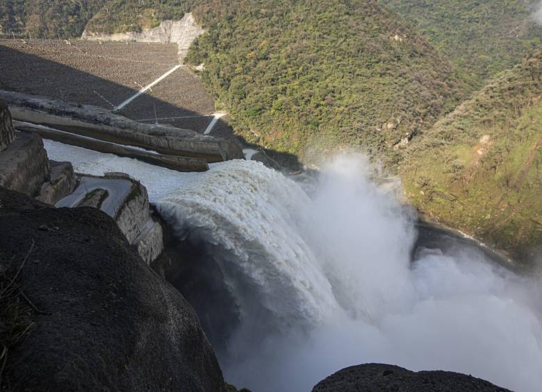El embalse de la Central Hidroeléctrica Ituango ya llegó a la cota 416 y solo le faltan cuatro metros para llenarse por completo. FOTO: Manuel Saldarriaga Quintero