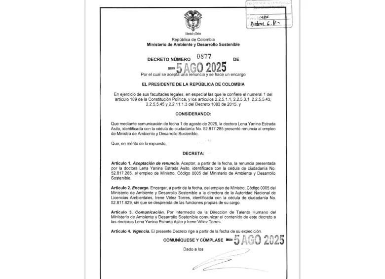 Decreto en el que se acepta la salida de Lena Estrada. FOTO: ARCHIVO PARTICULAR