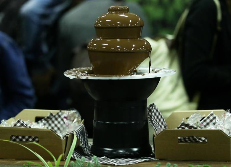 Un nuevo estudio de la Universidad de Surrey (Reino Unido) ha descubierto que unos compuestos naturales llamados flavan-3-oles, presentes en el cacao, el té, las manzanas y las uvas, pueden mejorar la presión arterial y la salud de los vasos sanguíneos. FOTO: Colprensa – Diego Pineda