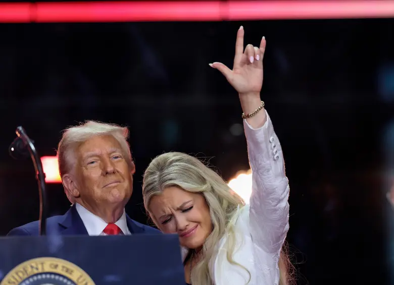 Uno de los momentos que dejó el evento de despedida del activista fue el abrazo entre la viuda de Charlie Kirk, Erika Kirk, y el presidente Donald Trump. FOTO: GETTY