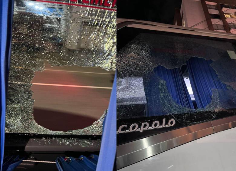 El bus de Atlético Nacional fue impactado por varias piedras a la salida del estadio Centenario de Armenia. Fotos: redes sociales 