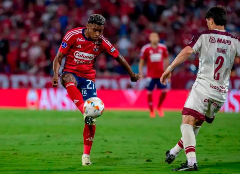 El delantero Brayan León Muñiz regresa a la titularidad con el Medellín. El primer gol que marcó con el cuadro rojo en 2023 fue contra Pereira, su exequipo. FOTO: Manuel Saldarriaga