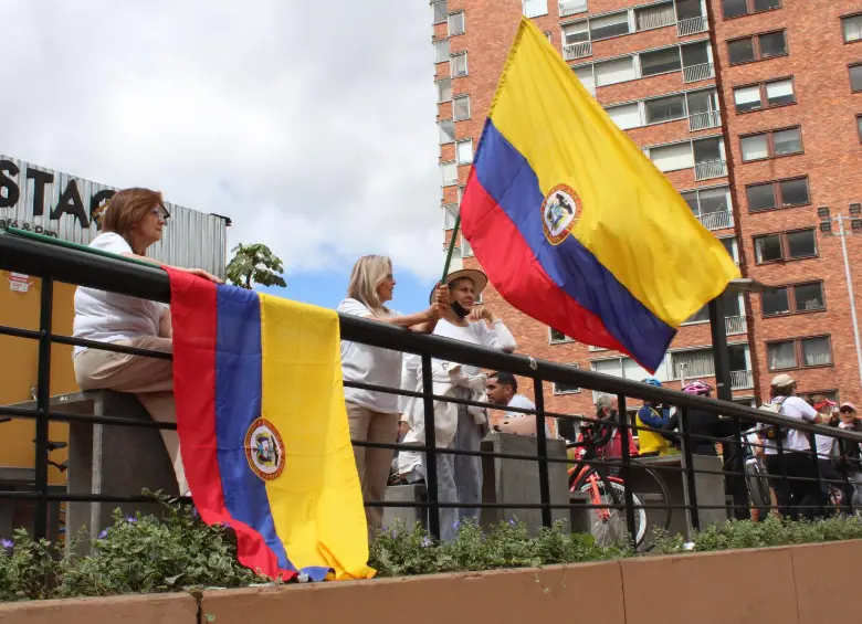 Las banderas de Colombia ondearon en manos de manifestantes que expresaron su rechazo a la violencia política en el país. Foto: Loren Buitrago