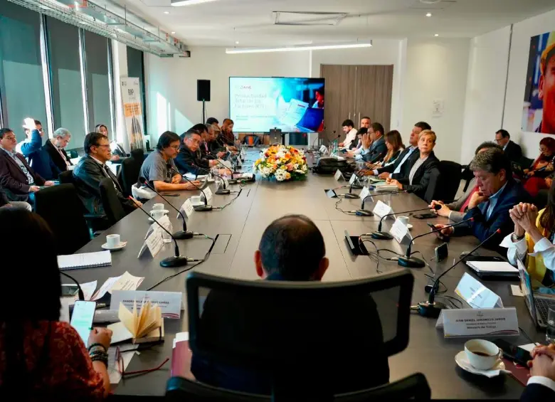 Este lunes vence el primer plazo para negociar el aumento del salario mínimo para 2026. FOTO CORTESÍA MINTRABAJO