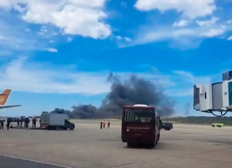 En videos que fueron grabados dentro y fuera del aeropuerto de Maiquetía, se observa una gran cantidad de humo tras el accidente del jet. FOTO: Captura de video