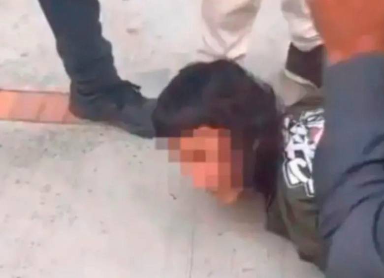 El joven señalado de dispararle a Miguel Uribe Turbay durante un encuentro en el barrio Modelia, en Bogotá, fue detenido minutos después del ataque. FOTO: Captura de video