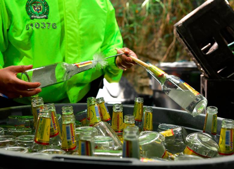 Las autoridades, además, encontraron 13.600 botellas vacías de cerveza, muchas veces recolectadas en las calles, a las cuales las iban a llenar con este licor producido irregularmente. FOTO: CORTESÍA POLICÍA METRPOLITANA
