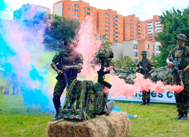 Los morrales fueron entregados en un acto que tuvo lugar en las instalaciones de la Cuarta Brigada. FOTO: GOBERNACIÓN