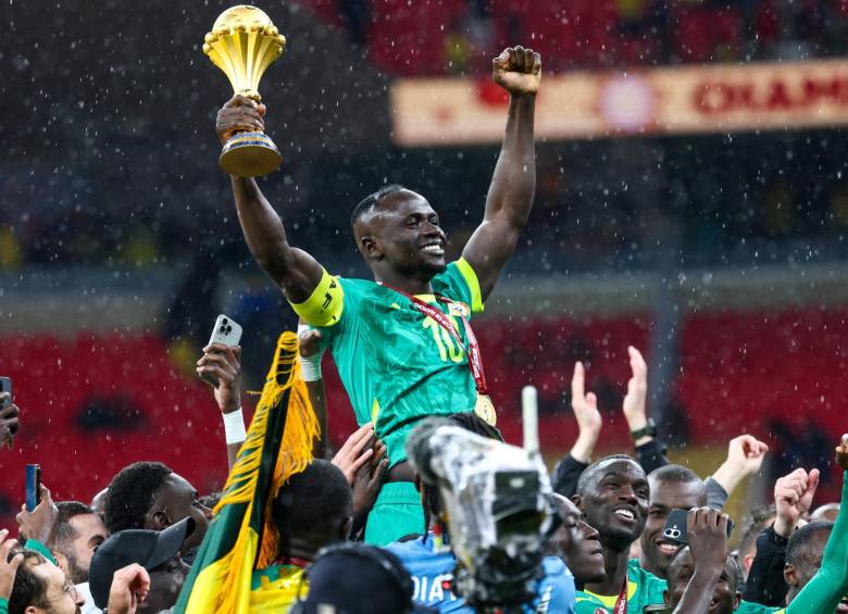 El gobierno senegalés acusa formalmente de corrupción a los órganos directivos de la Confederación Africana tras ser desposeídos del trofeo por “abandono temporal” del campo. FOTO: AFP