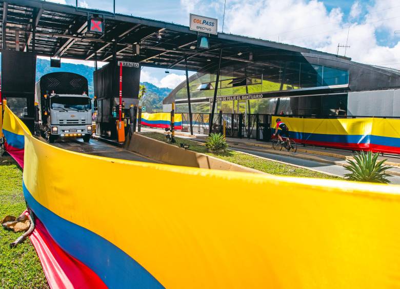 El paso por los peajes Cocorná y Puerto Triunfo de la autopista Medellín-Bogotá no tienen cobro en la actualidad, como parte de la manifestación para exigir el arreglo de este corredor. FOTO: JULIO CÉSAR HERRERA