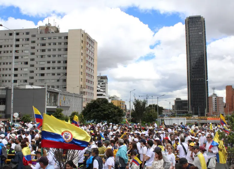  Ciudadanos vestidos de blanco recorren la carrera Séptima en Bogotá durante la Marcha del Silencio, convocada en rechazo al atentado contra Miguel Uribe Turbay. Foto: Loren Buitrago