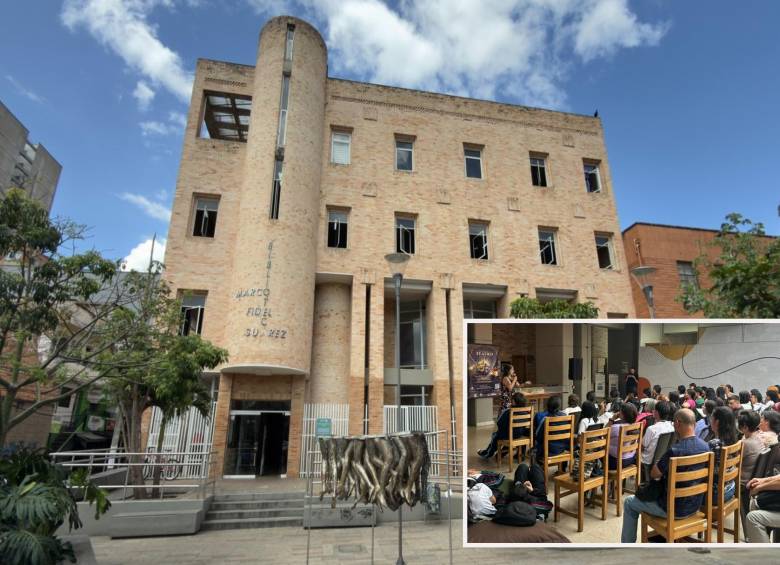 Adelante, una de las actividades culturales por el aniversario. Atrás, la biblioteca Marco Fidel Suárez de Bello.FOTO: Cortesía Alcaldía de Bello