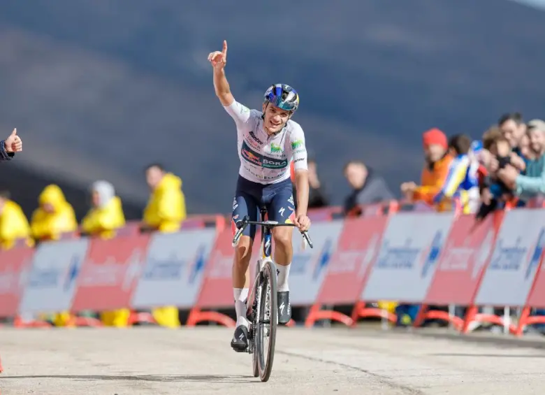  Giulio Pellizzari, de 21 años, ya suma tres grandes carreras en sus piernas. Corrió el Giro de Italia en 2024 y 2025 y ahora celebra en la ronda ibérica. FOTO X-VUELTA A ESPAÑA