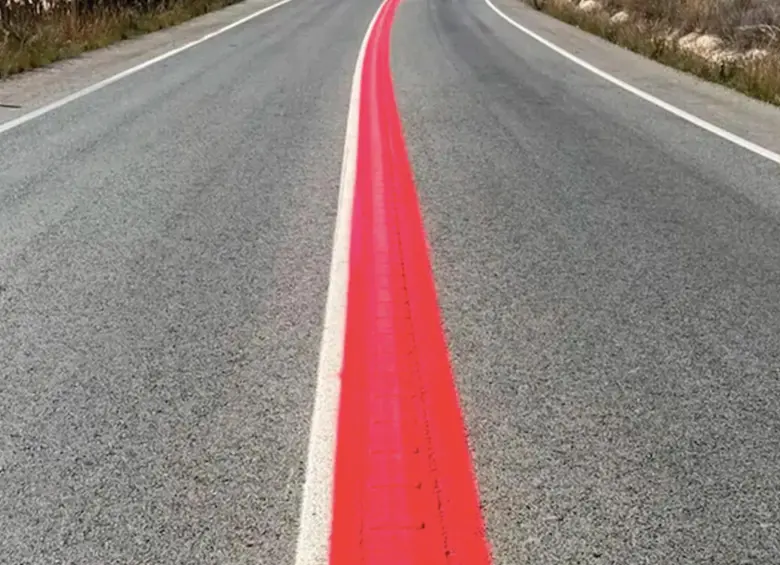 Así están pintadas las líneas rojas en la calle. FOTO: Tomada de redes sociales @soymotero