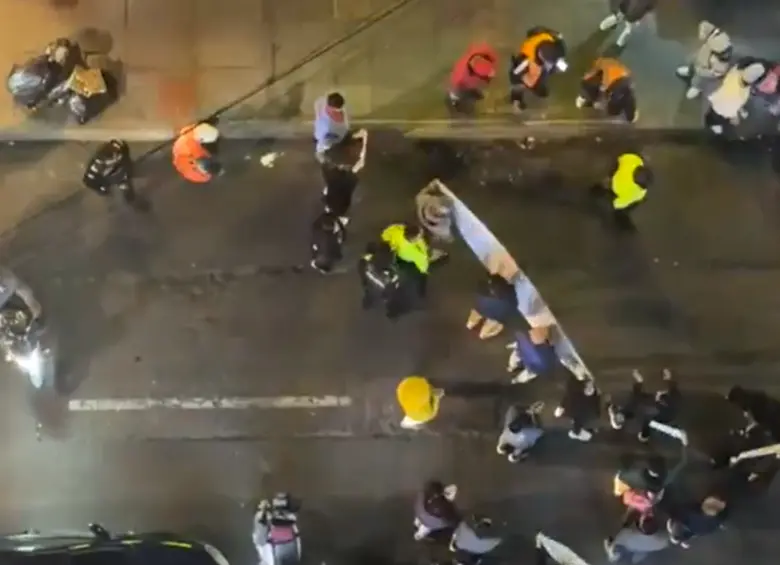 Así fue la protesta frente al bar. Foto: Captura de pantalla.