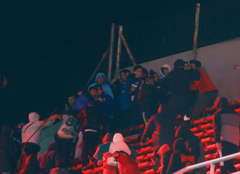 Los enfrentamientos en las graderías provocaron heridos, detenidos y daños en el estadio Libertadores de América. Foto: AFP