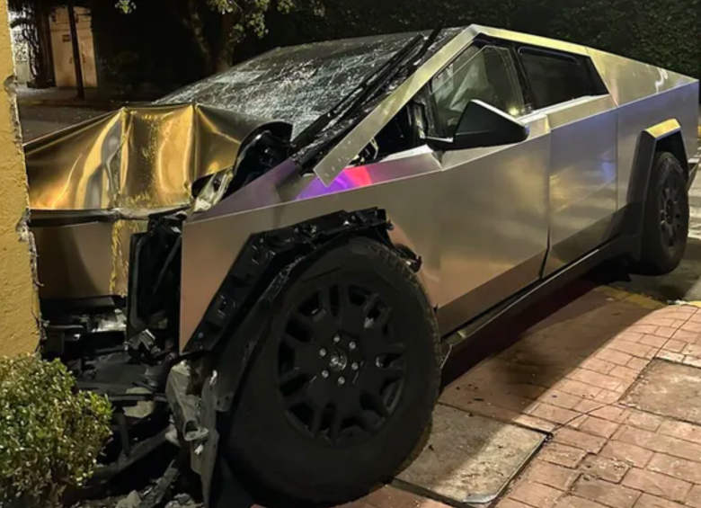 La Cybertruck impactó en una vivienda de la colonia mexicana San Miguel Chapultepec en Ciudad de México. FOTO: redes sociales