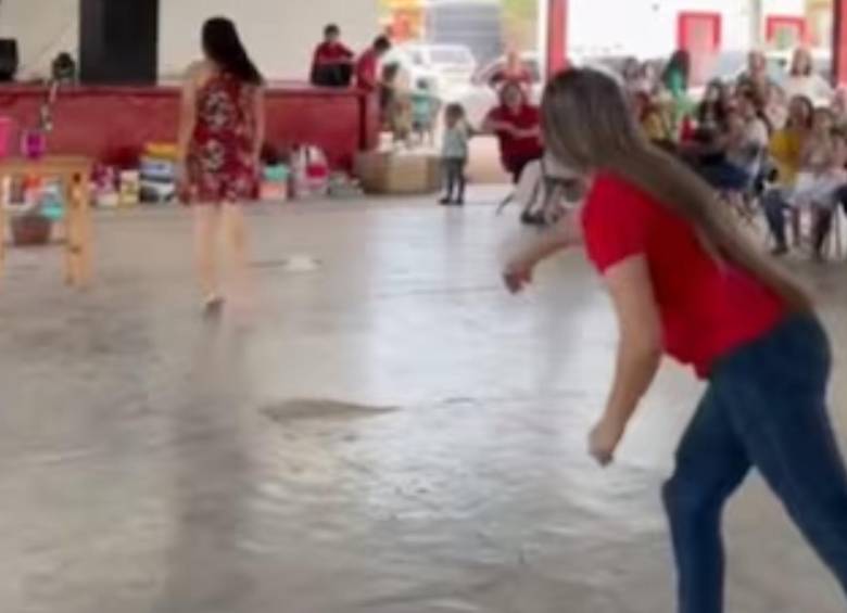 Las mamás se quitaban su zapato derecho y lo tiraban para tumbar los objetos. FOTO: CAPTURA VIDEO REDES SOCIALES